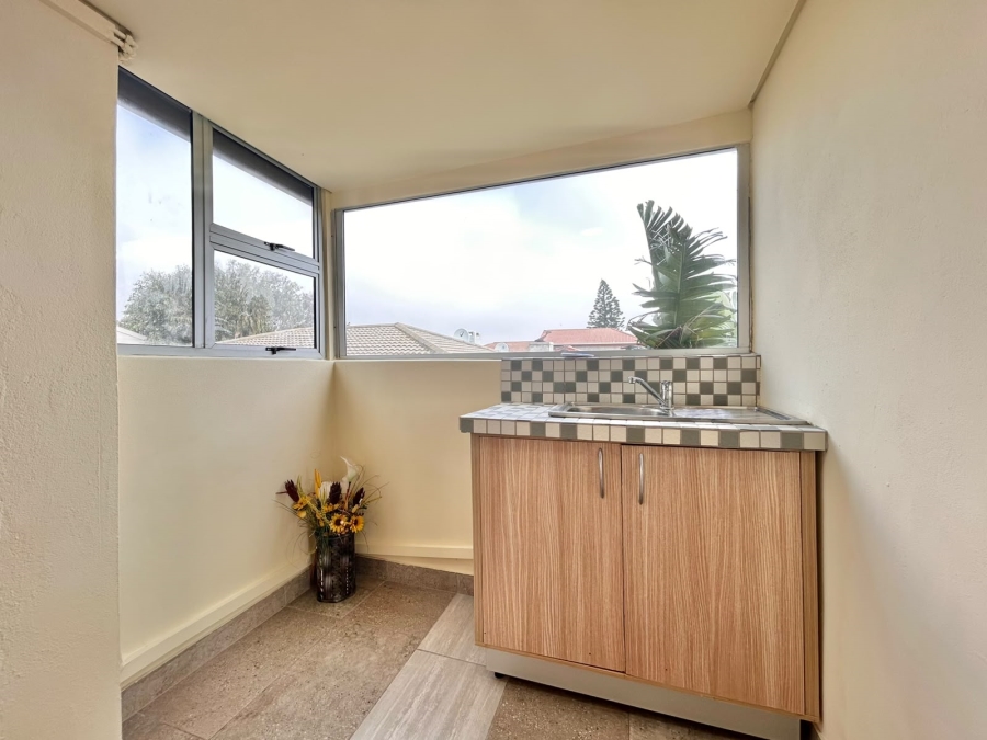 To Let 2 Bedroom Property for Rent in Zeekoevlei Western Cape